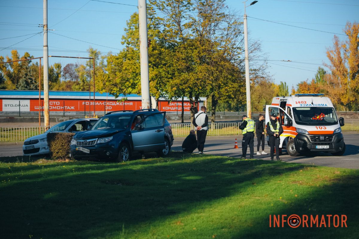 В Днепре на Набережной Заводской столкнулись Subaru и Citroen и вылетели на зеленую зону: пострадал ребенок 6