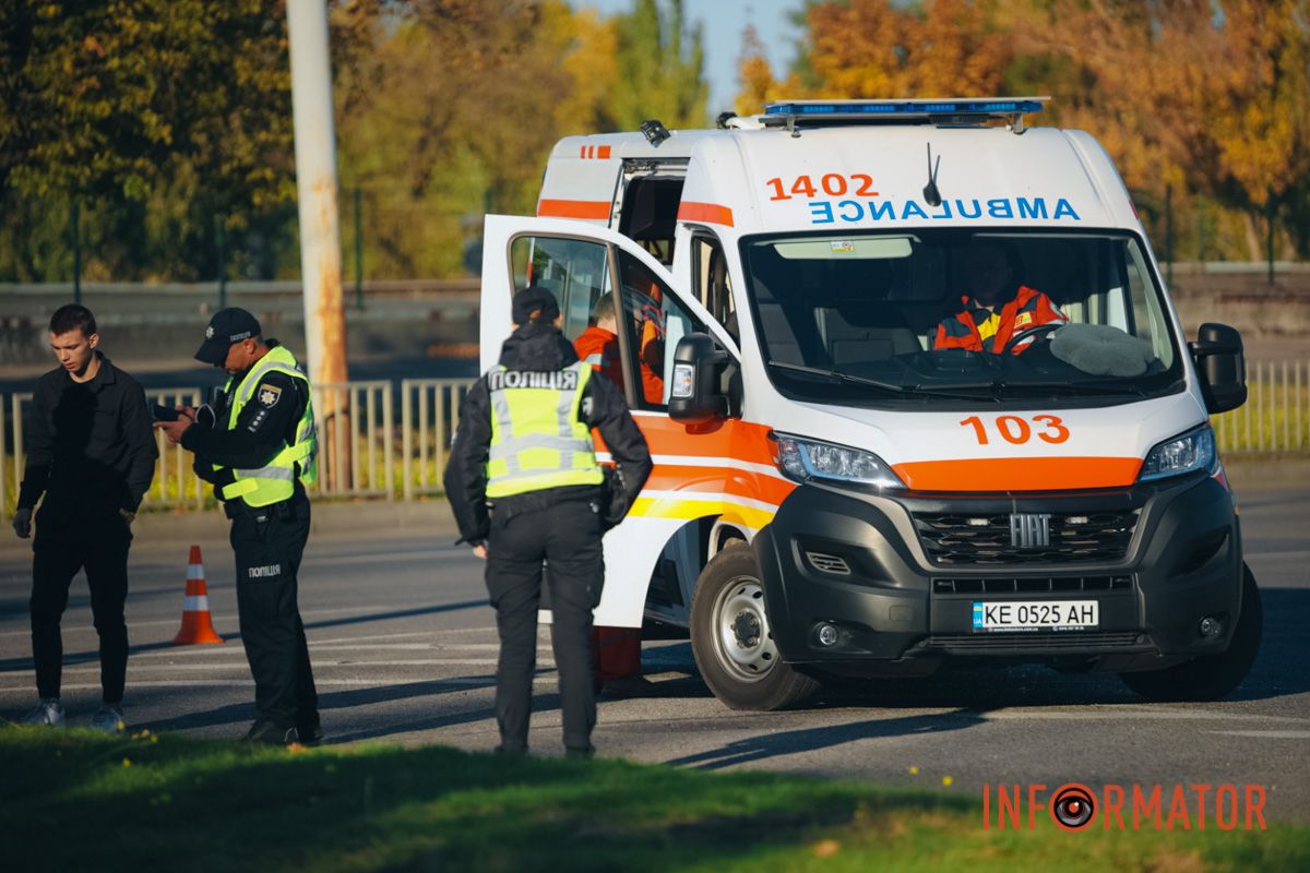 В Днепре на Набережной Заводской столкнулись Subaru и Citroen и вылетели на зеленую зону: пострадал ребенок 7