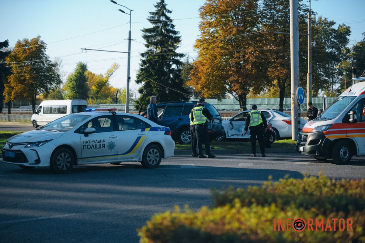 В Днепре на Набережной Заводской столкнулись Subaru и Citroen и вылетели на зеленую зону: пострадал ребенок 8