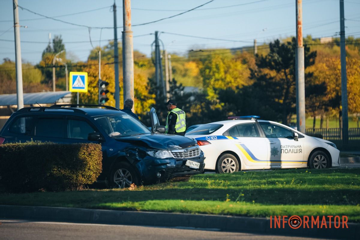 В Днепре на Набережной Заводской столкнулись Subaru и Citroen и вылетели на зеленую зону: пострадал ребенок 11