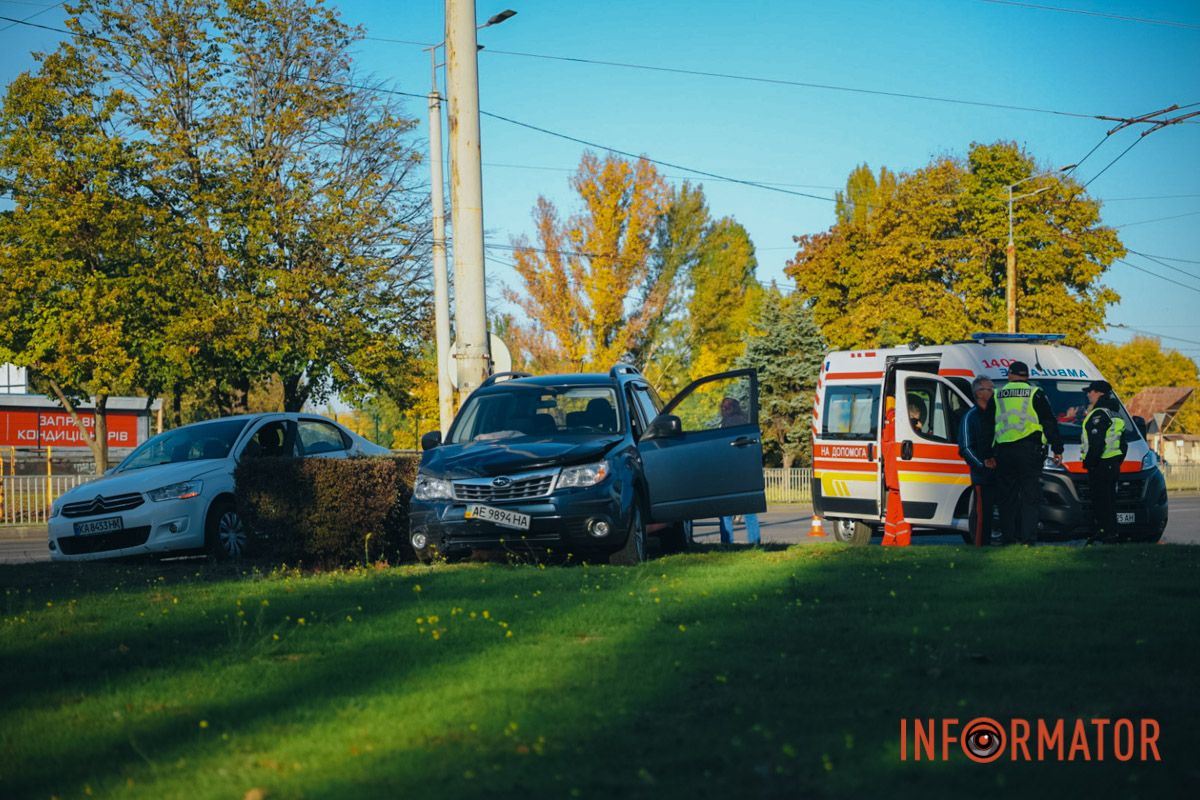 В Днепре на Набережной Заводской столкнулись Subaru и Citroen и вылетели на зеленую зону: пострадал ребенок 12