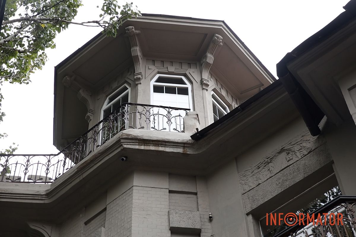 Шість із боку вулиці Гоголя та сім із боку вулиці Шевченка Шість із боку вулиці Гоголя та сім із боку вулиці Шевченка