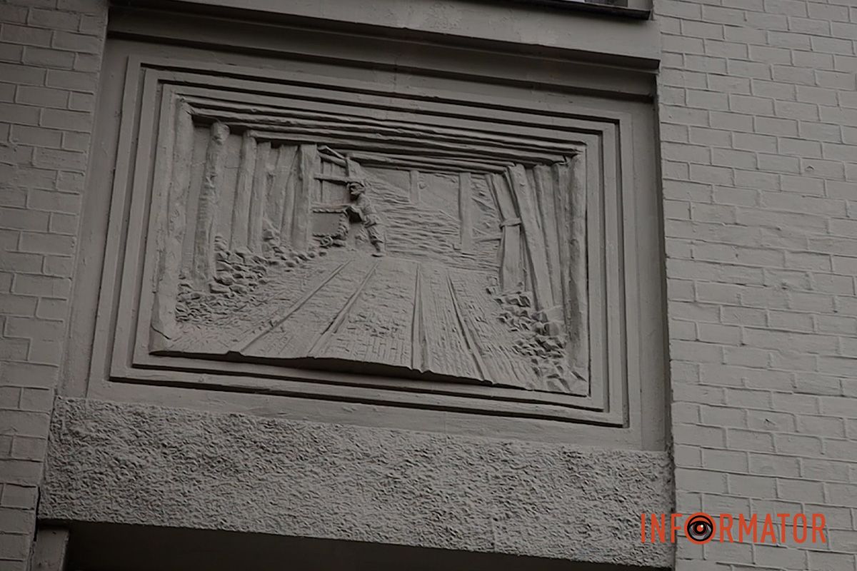 Це будиночок із готичною вежею, на якому є 15 барельєфів Це будиночок із готичною вежею, на якому є 15 барельєфів