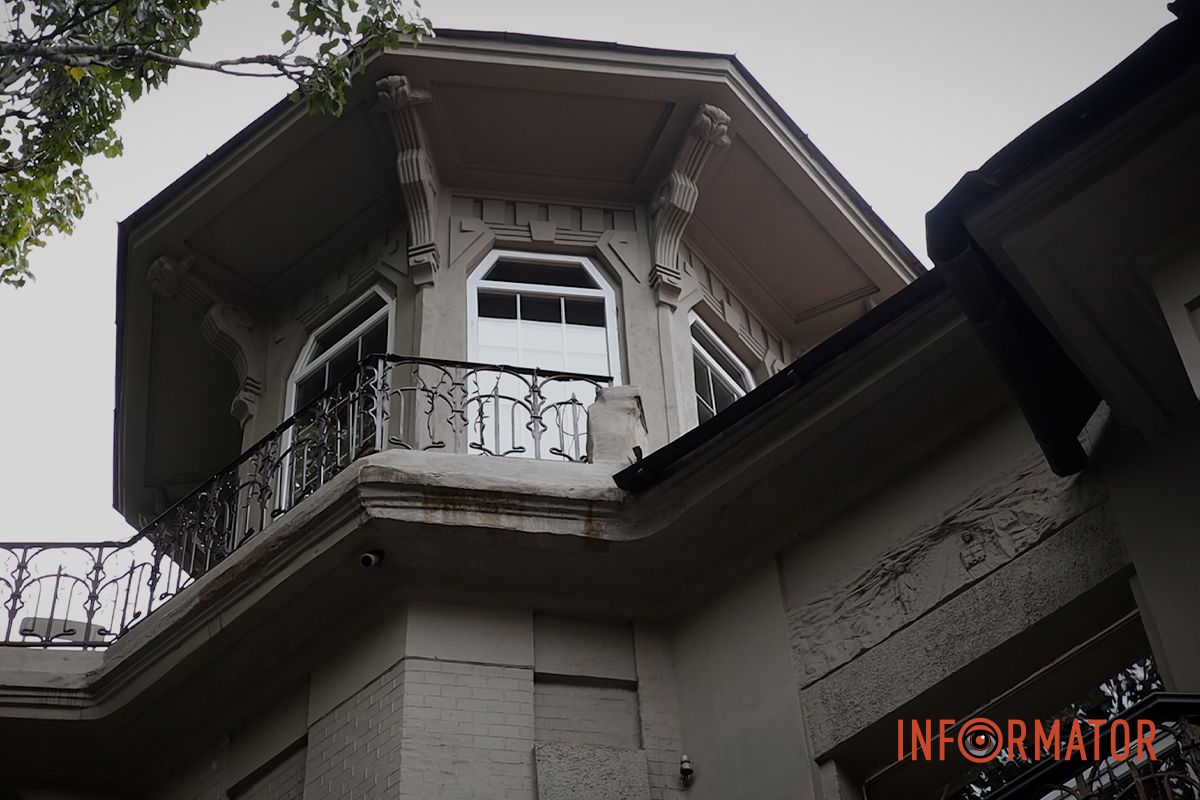 Будинок поєднує стиль модерн із елементами готики Будинок поєднує стиль модерн із елементами готики