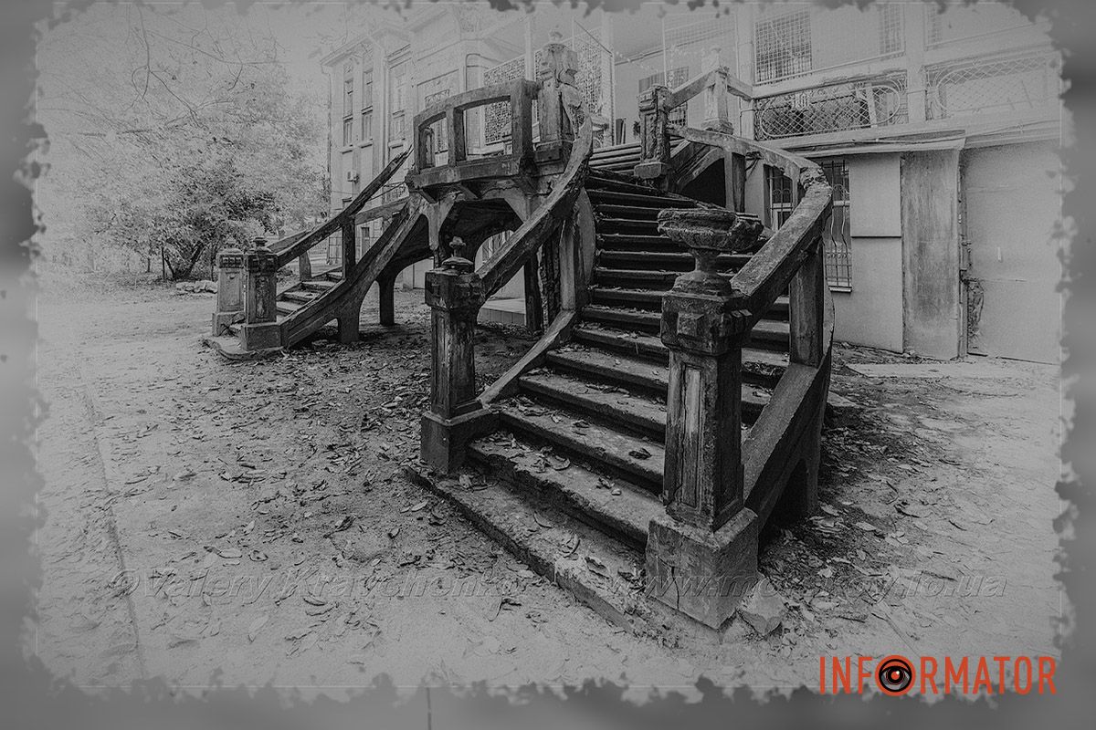 Нібито він сховав необроблені смарагди, опали та інші коштовності у вазах, які стояли на сходах будинку Нібито він сховав необроблені смарагди, опали та інші коштовності у вазах, які стояли на сходах будинку