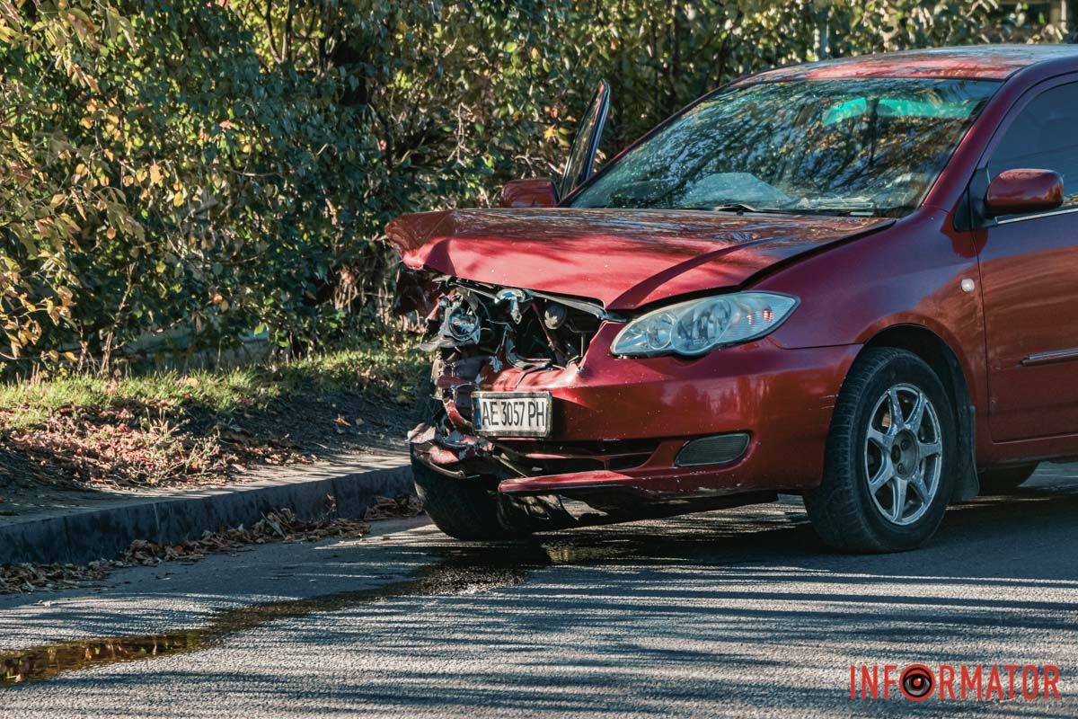 В обох машин сильно пошкоджені передні частини В обох машин сильно пошкоджені передні частини