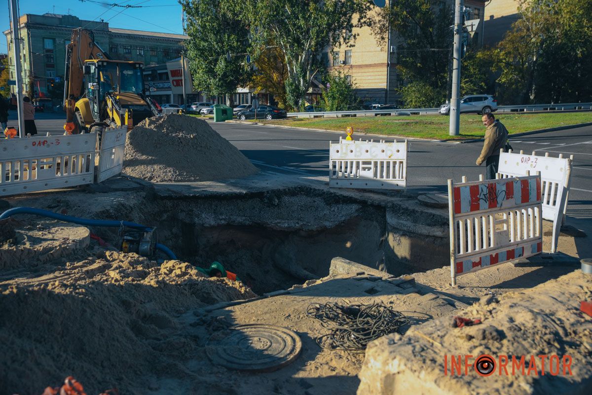 У остановки размывало брусчатку, в некоторых местах земля проваливалась под ногами