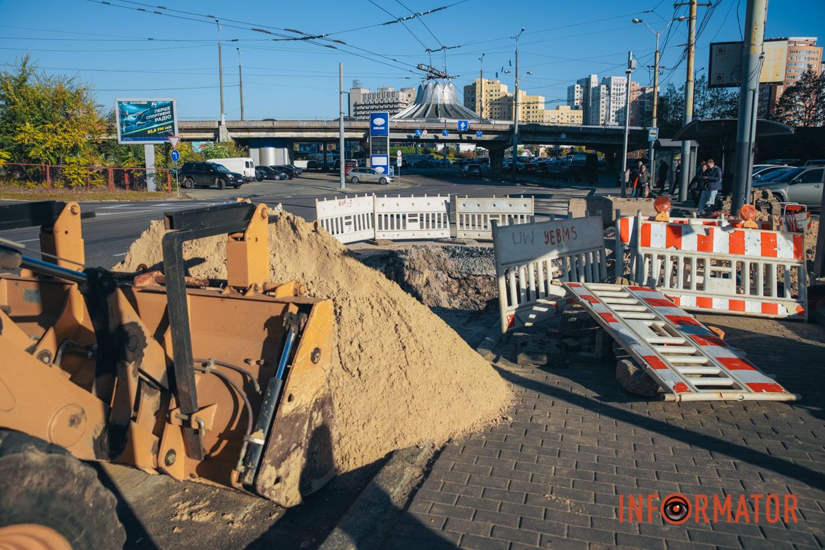 Вокруг ямы установили ограждение