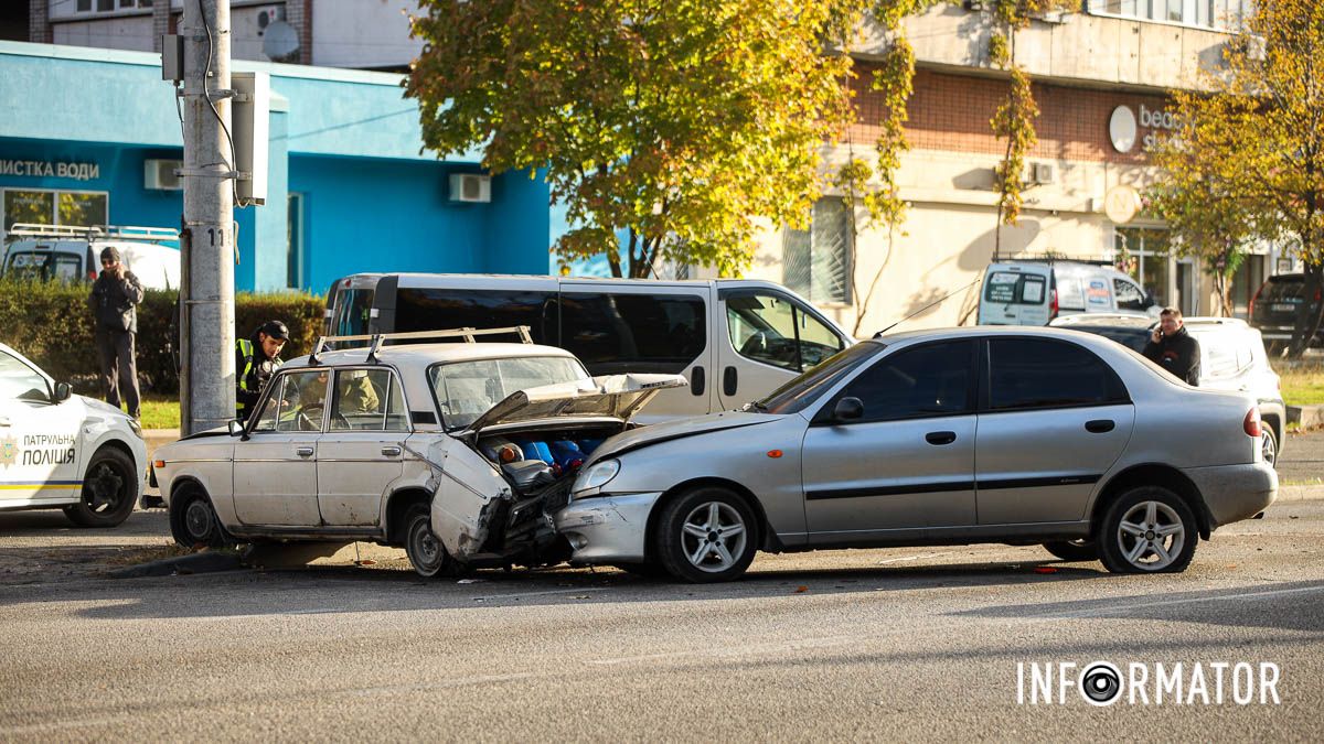 В Днепре на Солнечной Набережной столкнулись Daewoo и ВАЗ: движение затруднено