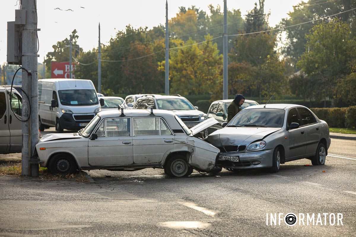 Здесь столкнулись ВАЗ и Daewoo Lanos Тут столкнулись ВАЗ и Daewoo Lanos