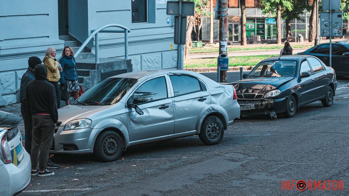 В Днепре на Яворницкого Chevrolet столкнулся с Daewoo и перевернулся на бок