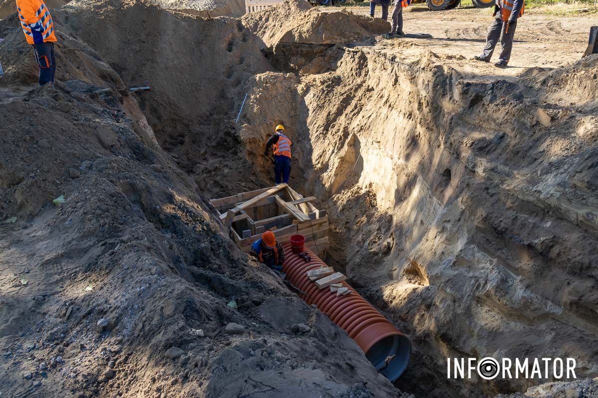 В Днепре ремонтируют аварийный дождевой коллектор, который находится на Донецком шоссе, возле дома №105 В Днепре ремонтируют аварийный дождевой коллектор, который находится на Донецком шоссе, у дома №105