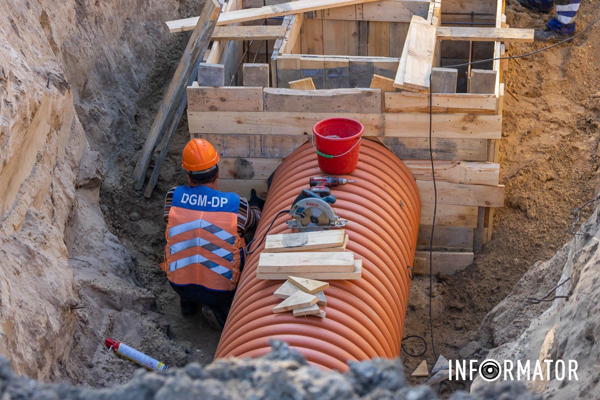 В результате здесь проседала почва, возникали трещины и разрушения В результате здесь проседала почва, возникали трещины и разрушения