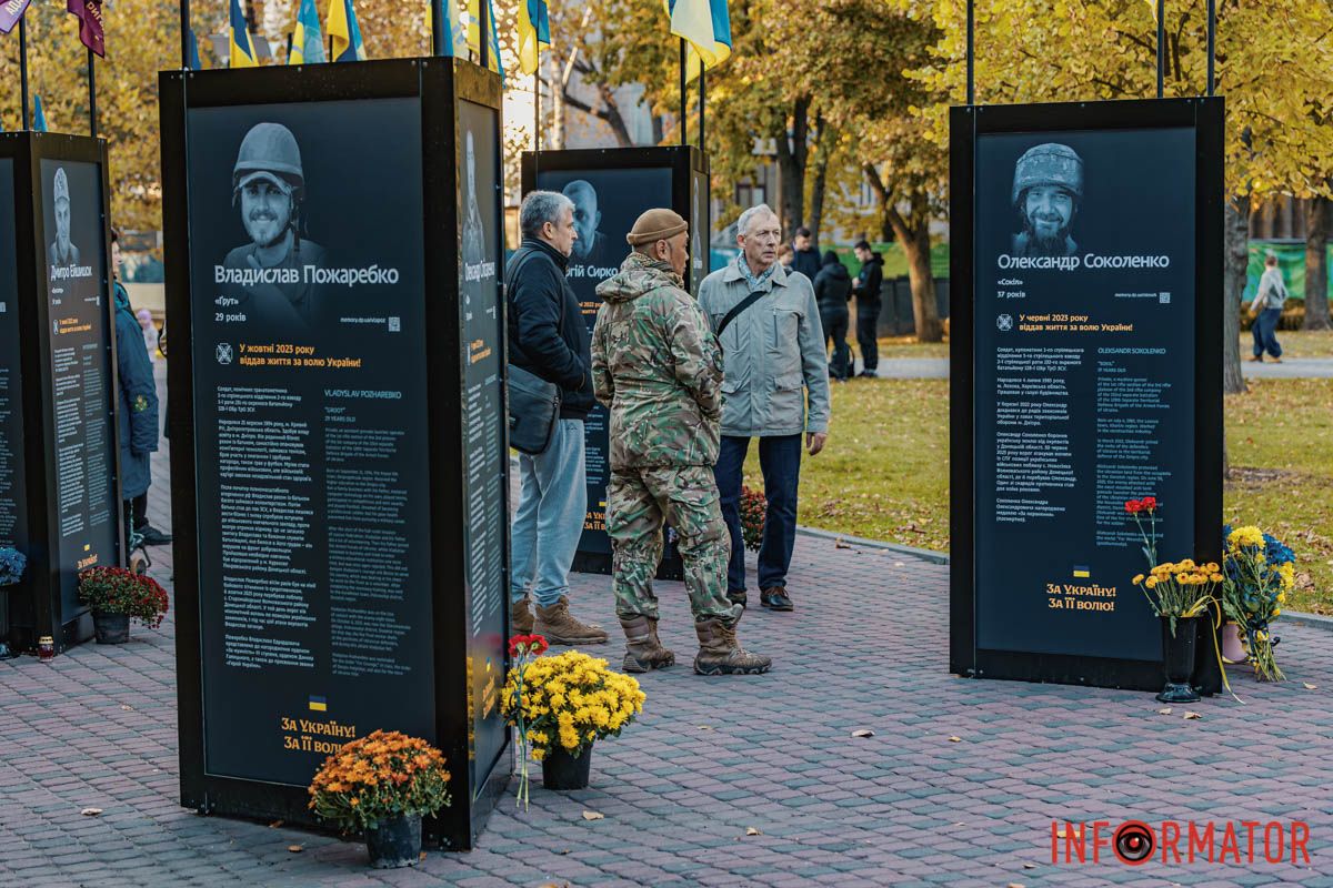 У сквері Героїв оновили тригранні банери У сквері Героїв оновили тригранні банери