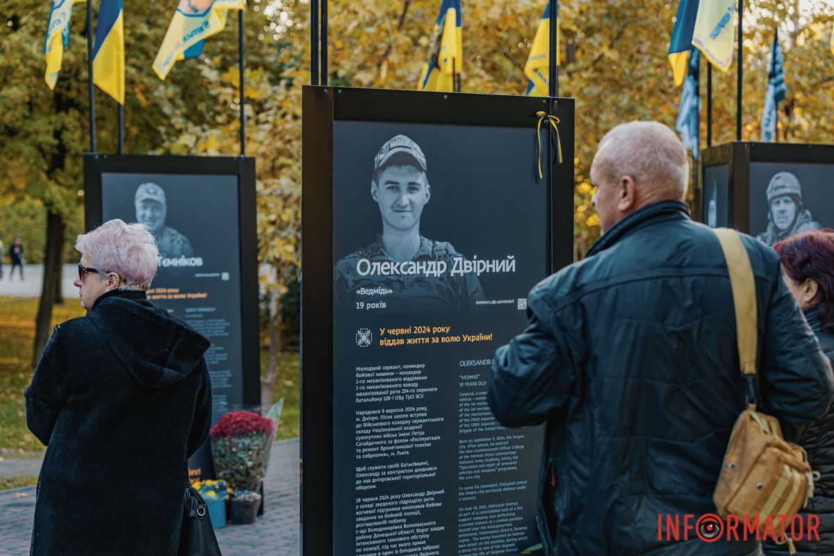 Разом з нею жителям та гостям міста висвітлили 135 історій воїнів Разом з нею жителям та гостям міста висвітлили 135 історій воїнів