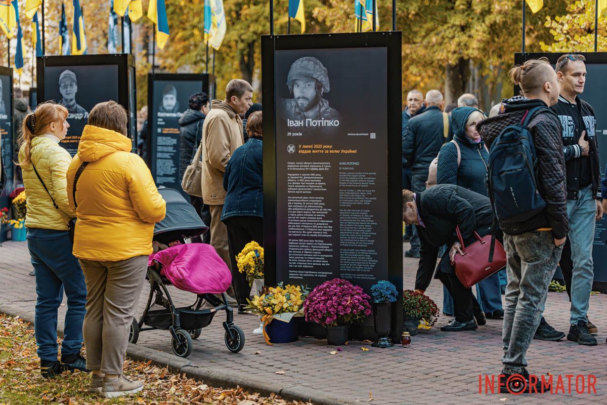 Несуть квіти  Несуть квіти