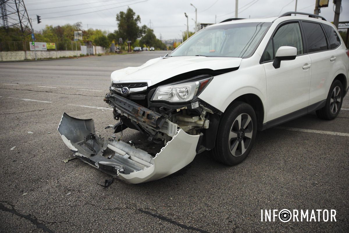Автівка знаходиться на перехресті
