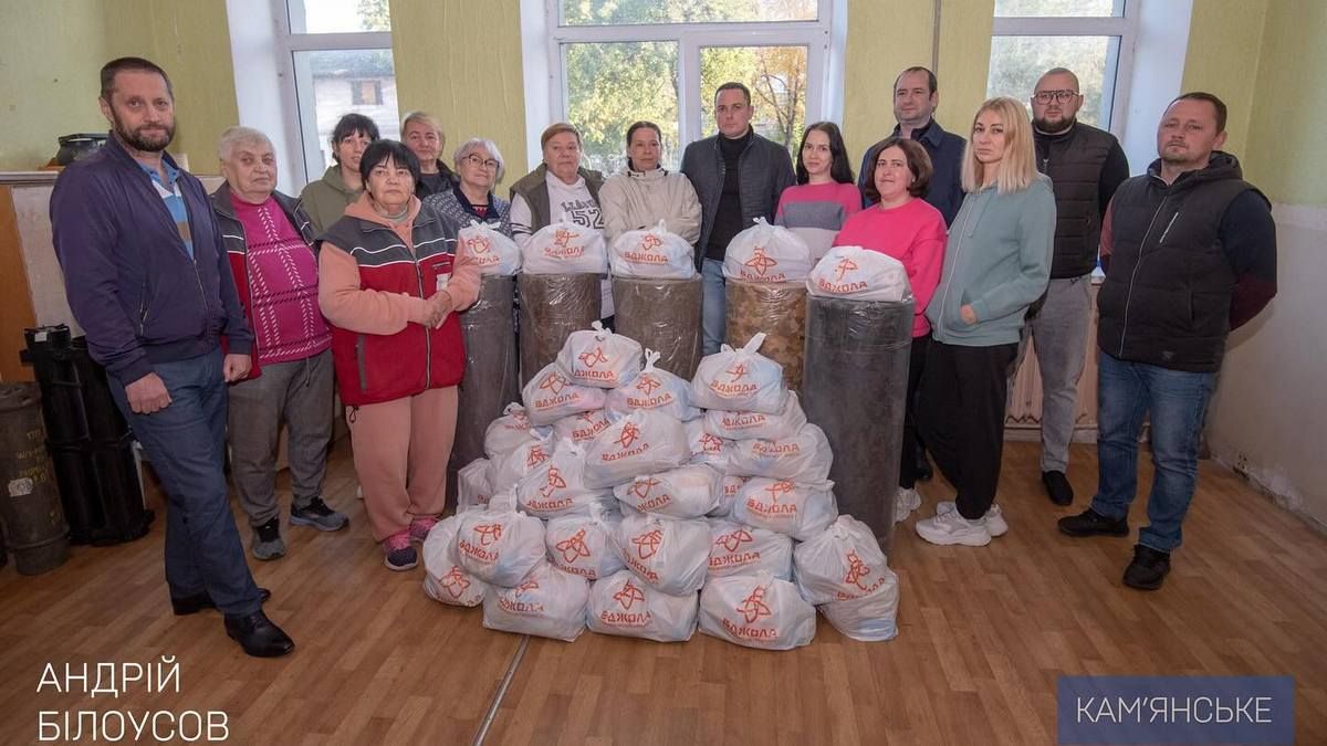 У Кам’янському у волонтерський осередок «Павутинка» передали спанбонд та гуманітарні набори