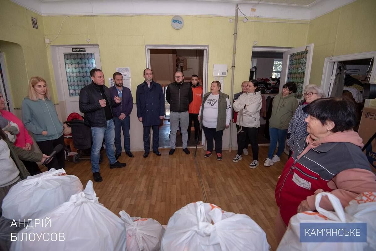 У Кам’янському у волонтерський осередок «Павутинка» передали спанбонд та гуманітарні набори 3