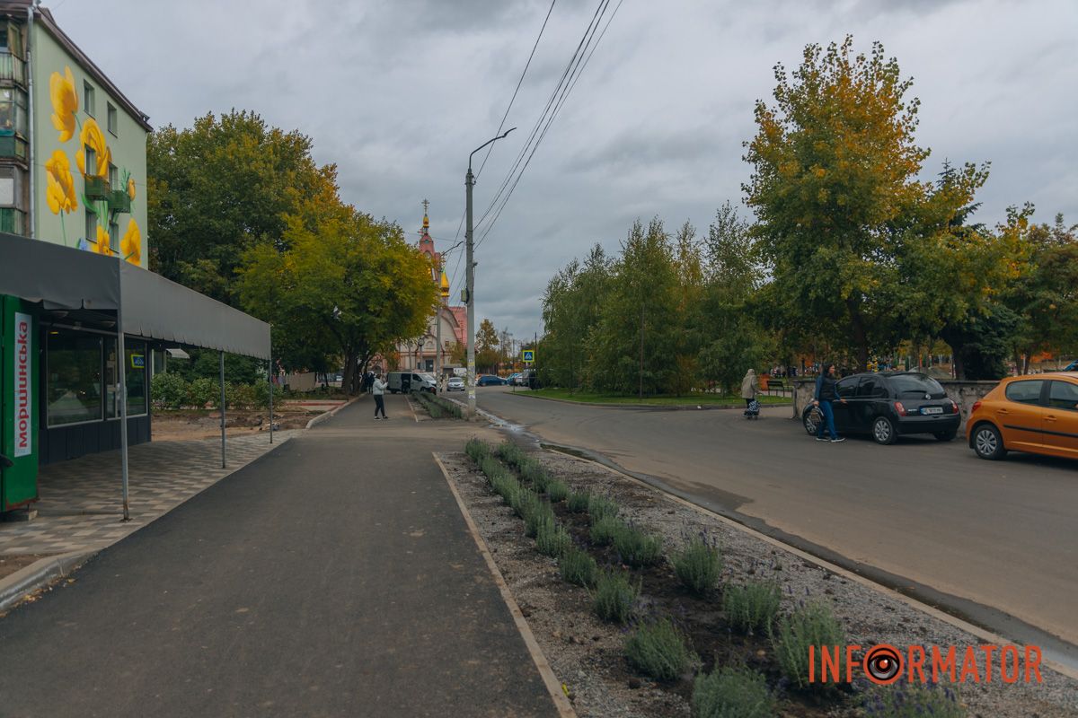 У пахощах лавандових кущів.