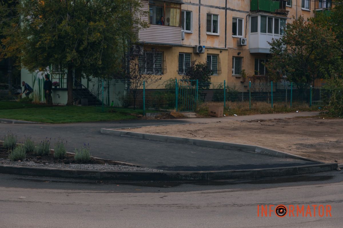 Локація — біля скверу Усачова