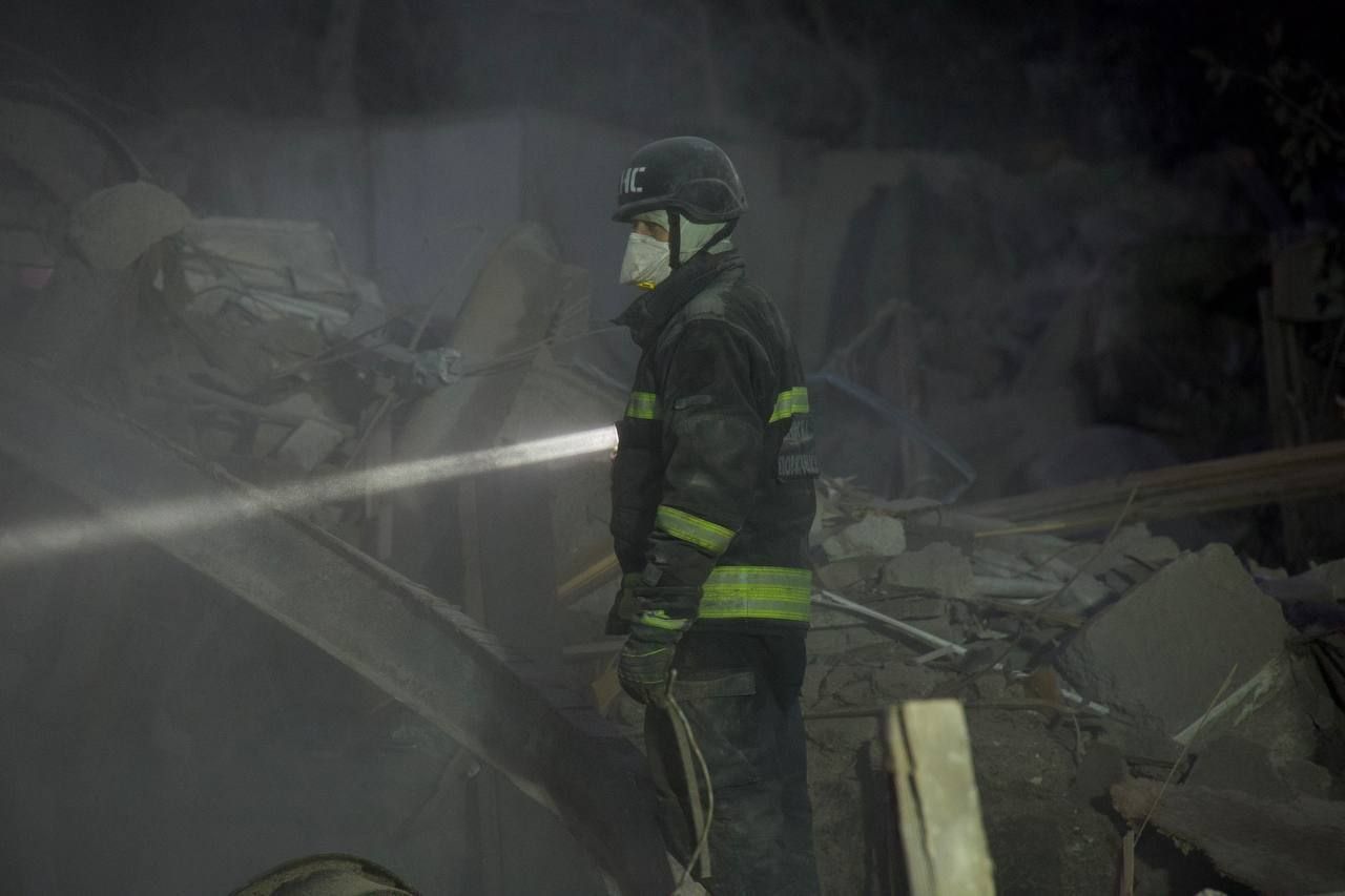 На месте работают спасатели