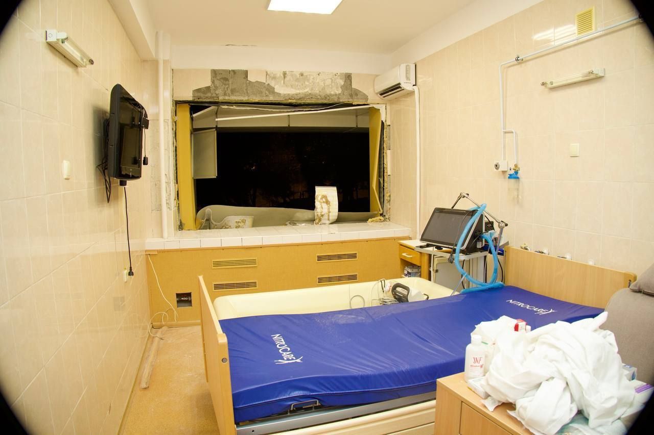 В местной больнице также есть разрушение