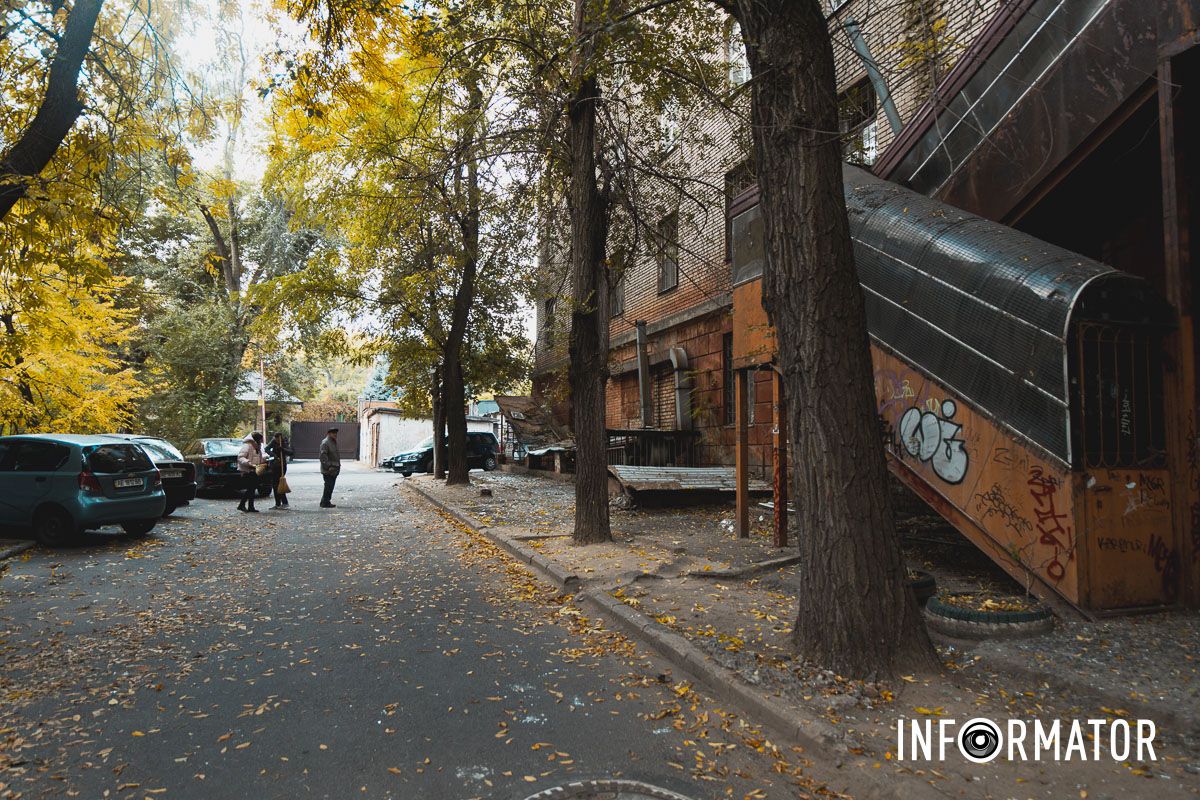 После взрывов стекло лежит на асфальте