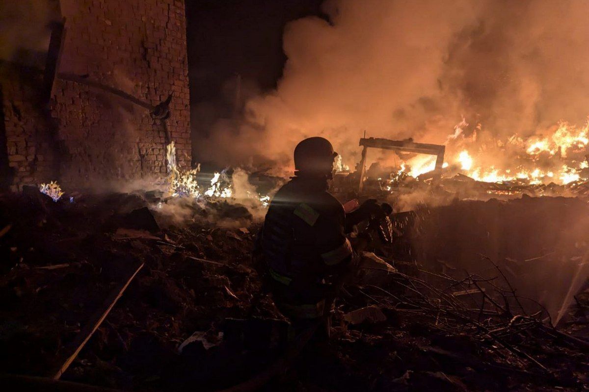 Пожежу на місці рятувальники приборкали