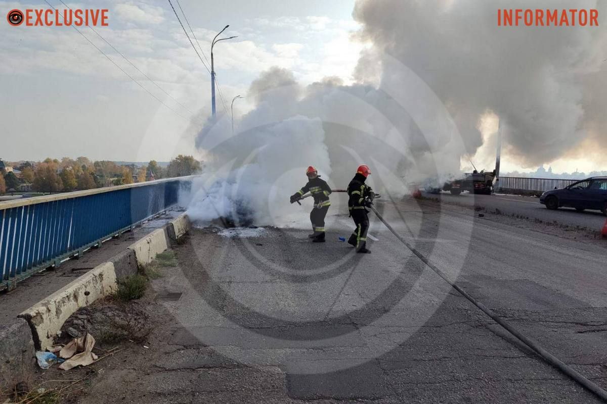 В ДТП на трассе в Днепропетровской области перевернулся ВАЗ, а Skoda загорелась: подробности от ГСЧС 3