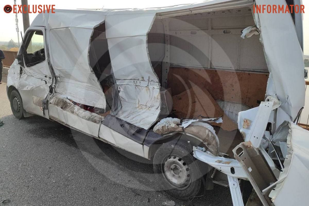 В ДТП на трассе в Днепропетровской области перевернулся ВАЗ, а Skoda загорелась: подробности от ДСНС 2