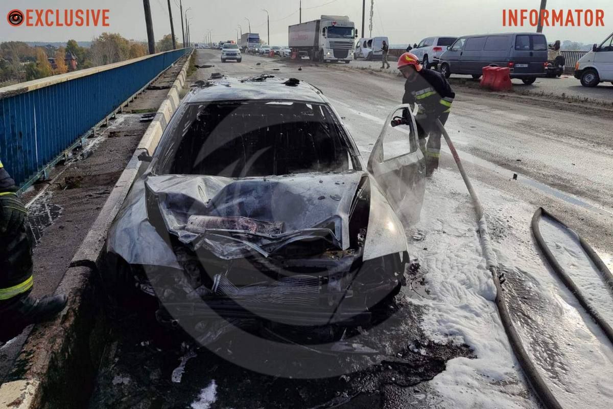 В ДТП на трассе в Днепропетровской области перевернулся ВАЗ, а Skoda загорелась: подробности от ГСЧС 1