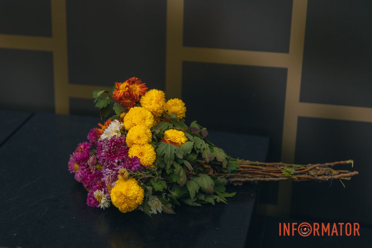 Люди приносять квіти, аби вшанувати пам'ять про воїнів