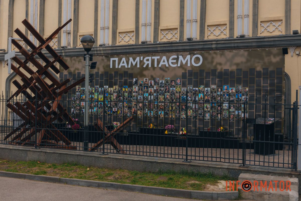 Вхід зі сторони міськради Дніпра