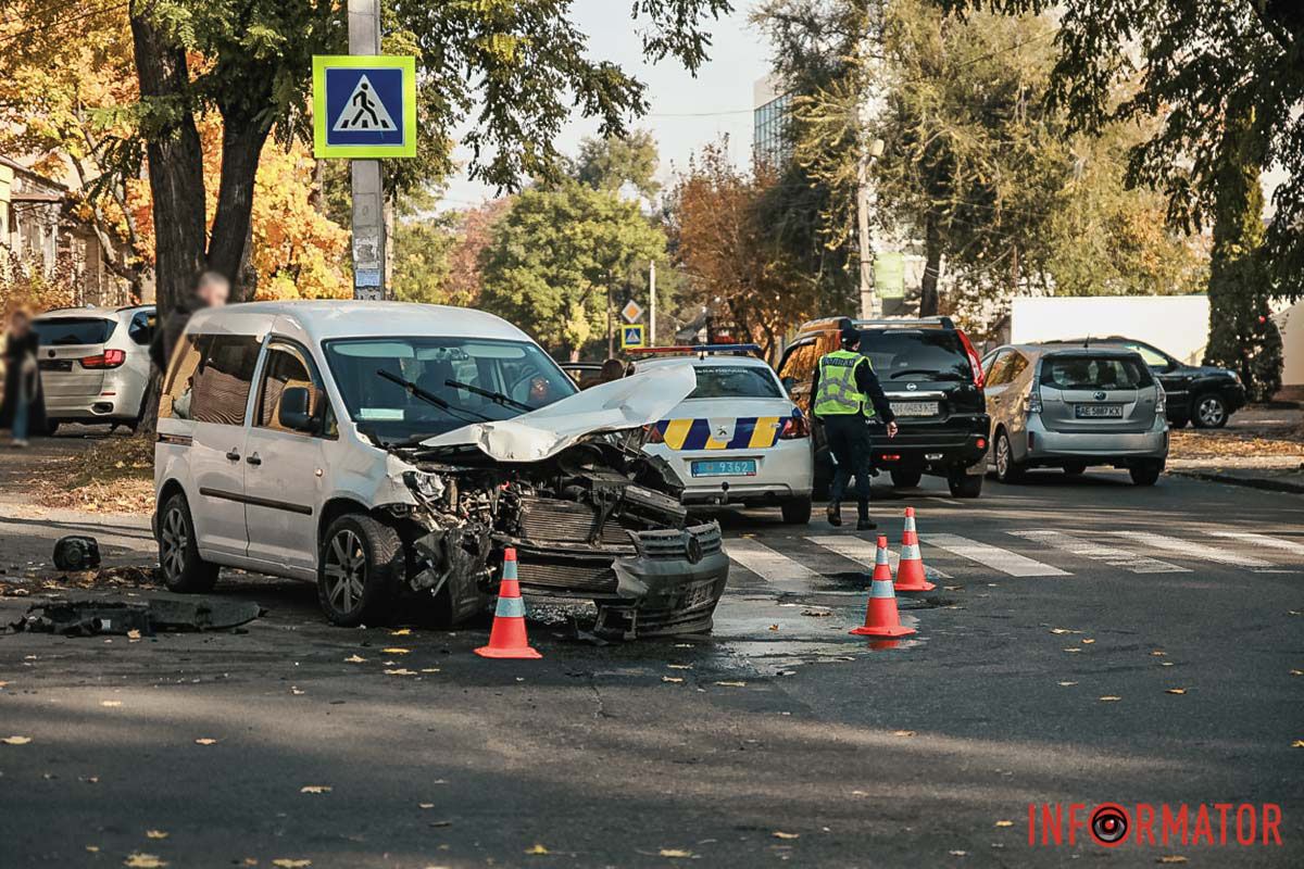 В среду, 30 октября, в Днепре на Сечевых Стрельцах произошла авария В Днепре на Сечевых Стрельцах столкнулись BMW и Volkswagen 1