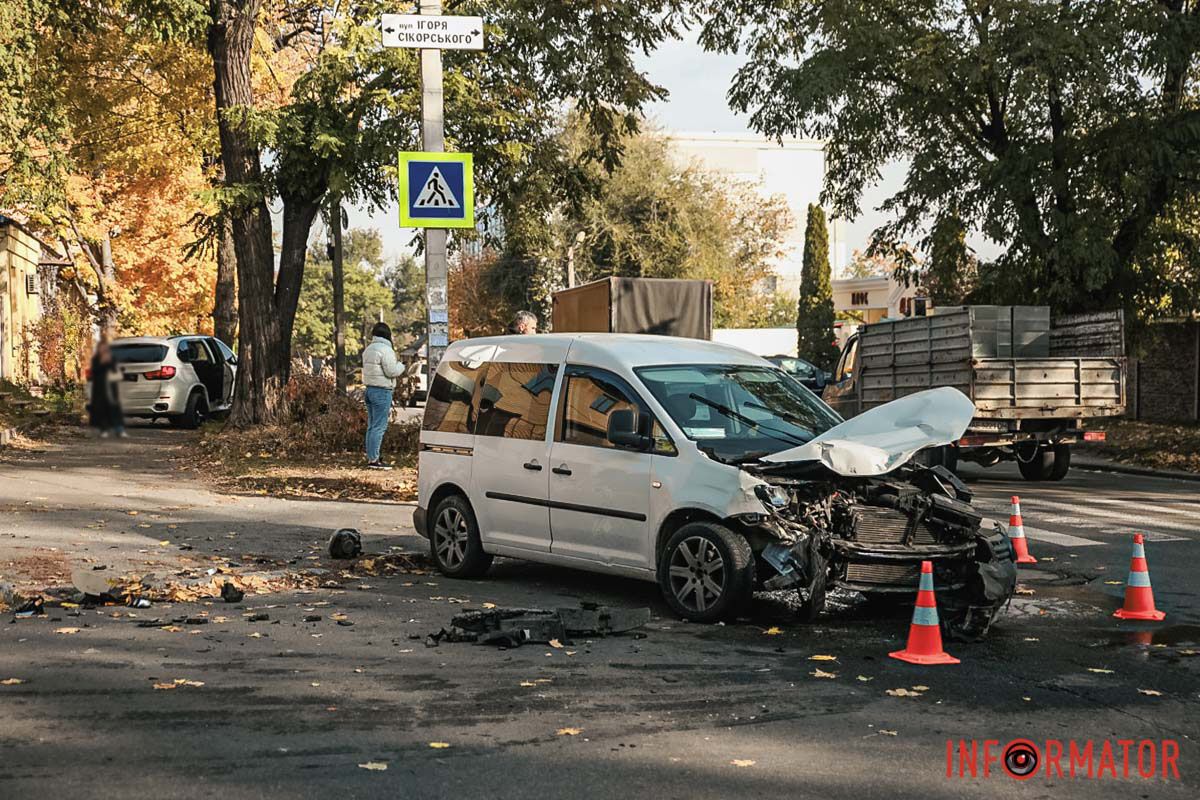 Дорогу не поделили BMW и Volkswagen В Днепре на Сечевых Стрельцах столкнулись BMW и Volkswagen 2