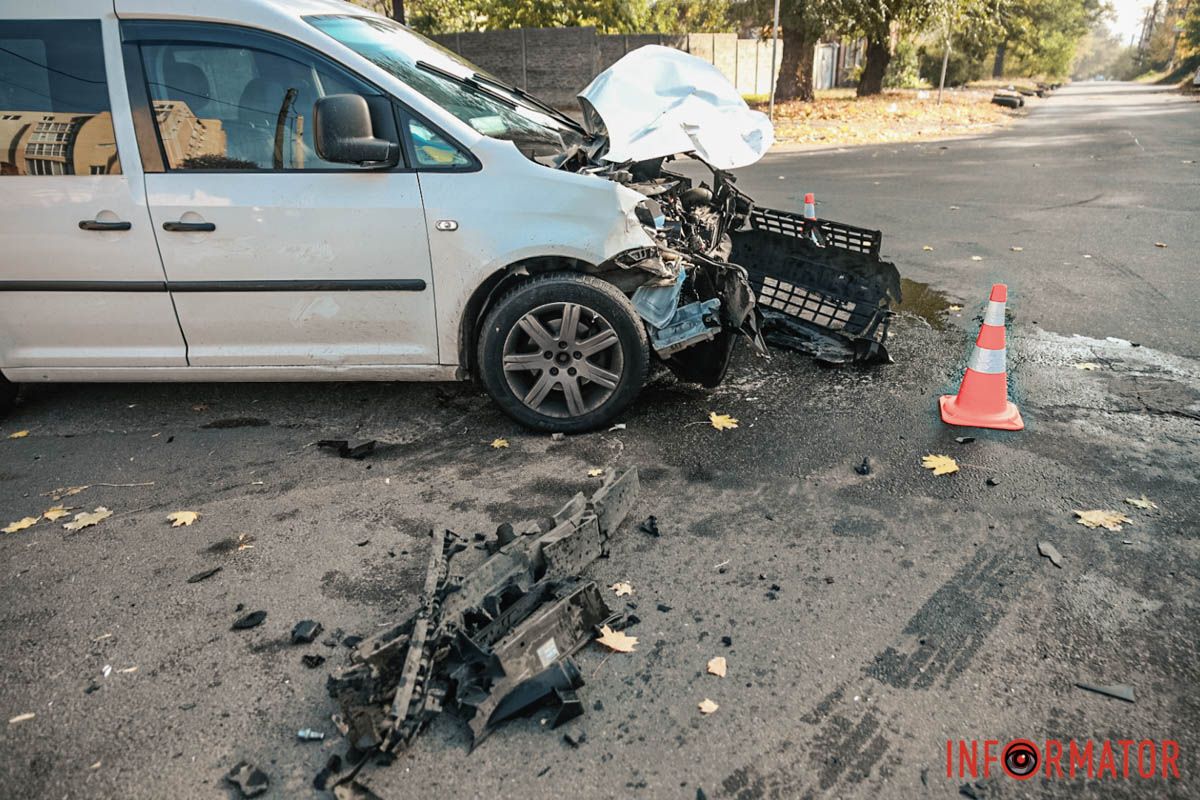 Авария произошла около 9:30 В Днепре на Сечевых Стрельцах столкнулись BMW и Volkswagen 4