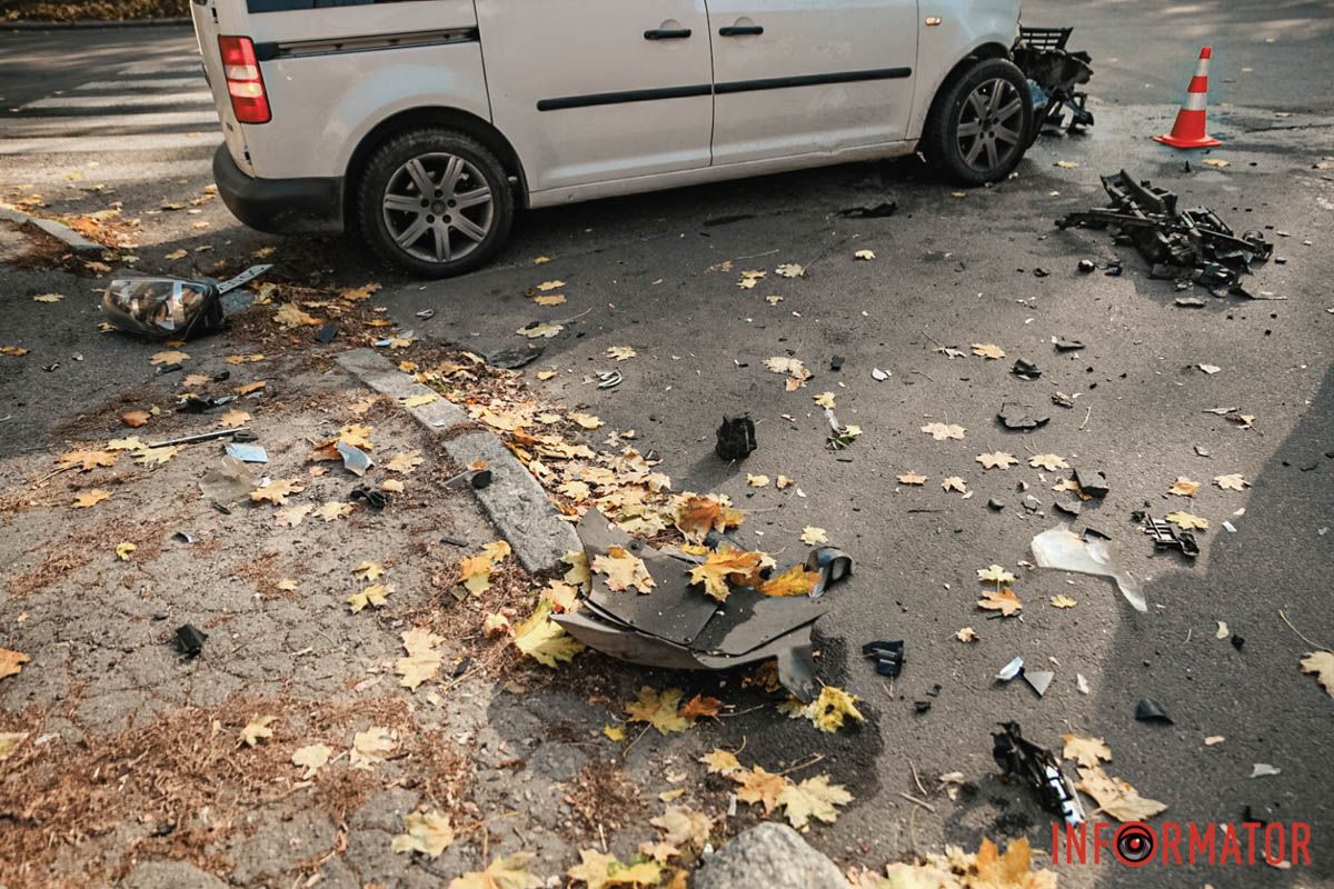 В этот момент по улице Сечевых Стрельцов ехал Volkswagen В Днепре на Сечевых Стрельцах столкнулись BMW и Volkswagen 6