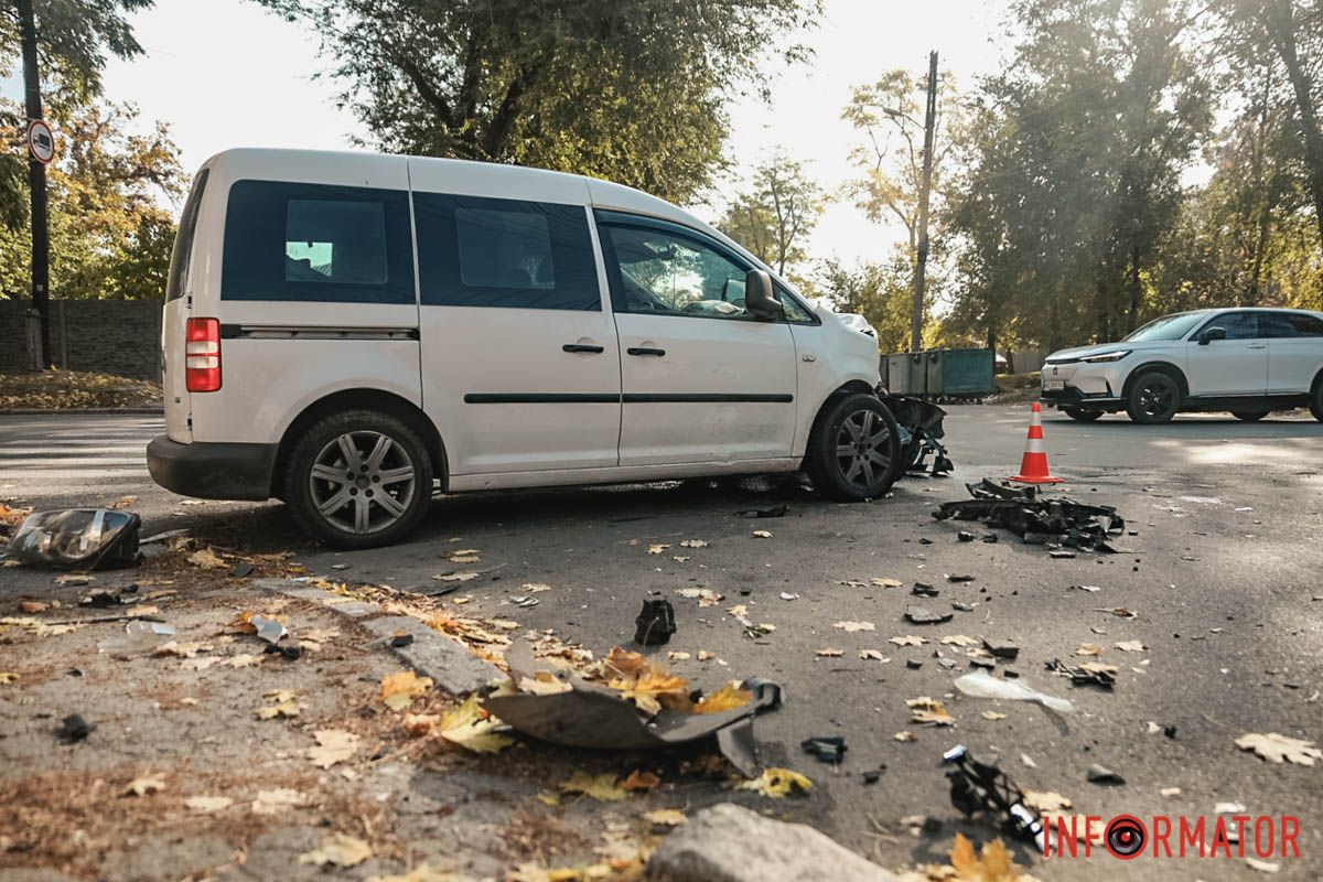 BMW не предпочел в движении водителю Volkswagen В Днепре на Сечевых Стрельцах столкнулись BMW и Volkswagen 7