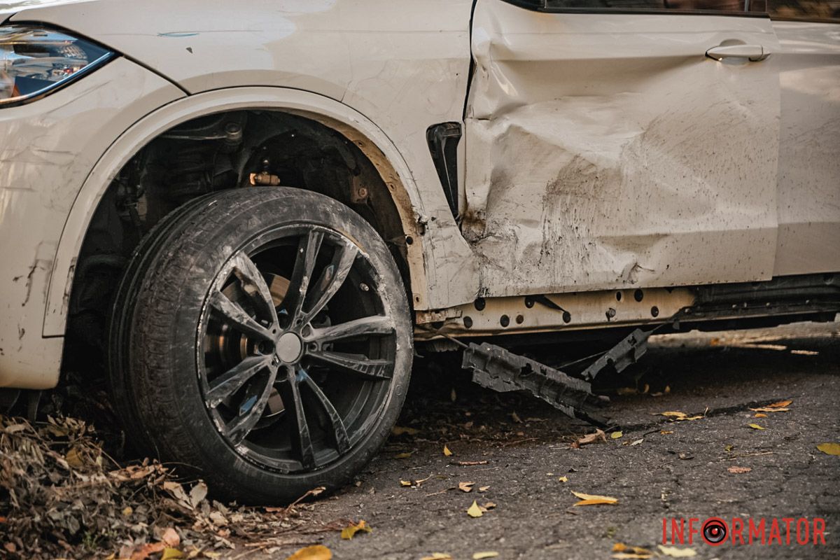 BMW от столкновения унесло с дороги в кусты В Днепре на Сечевых Стрельцах столкнулись BMW и Volkswagen 10