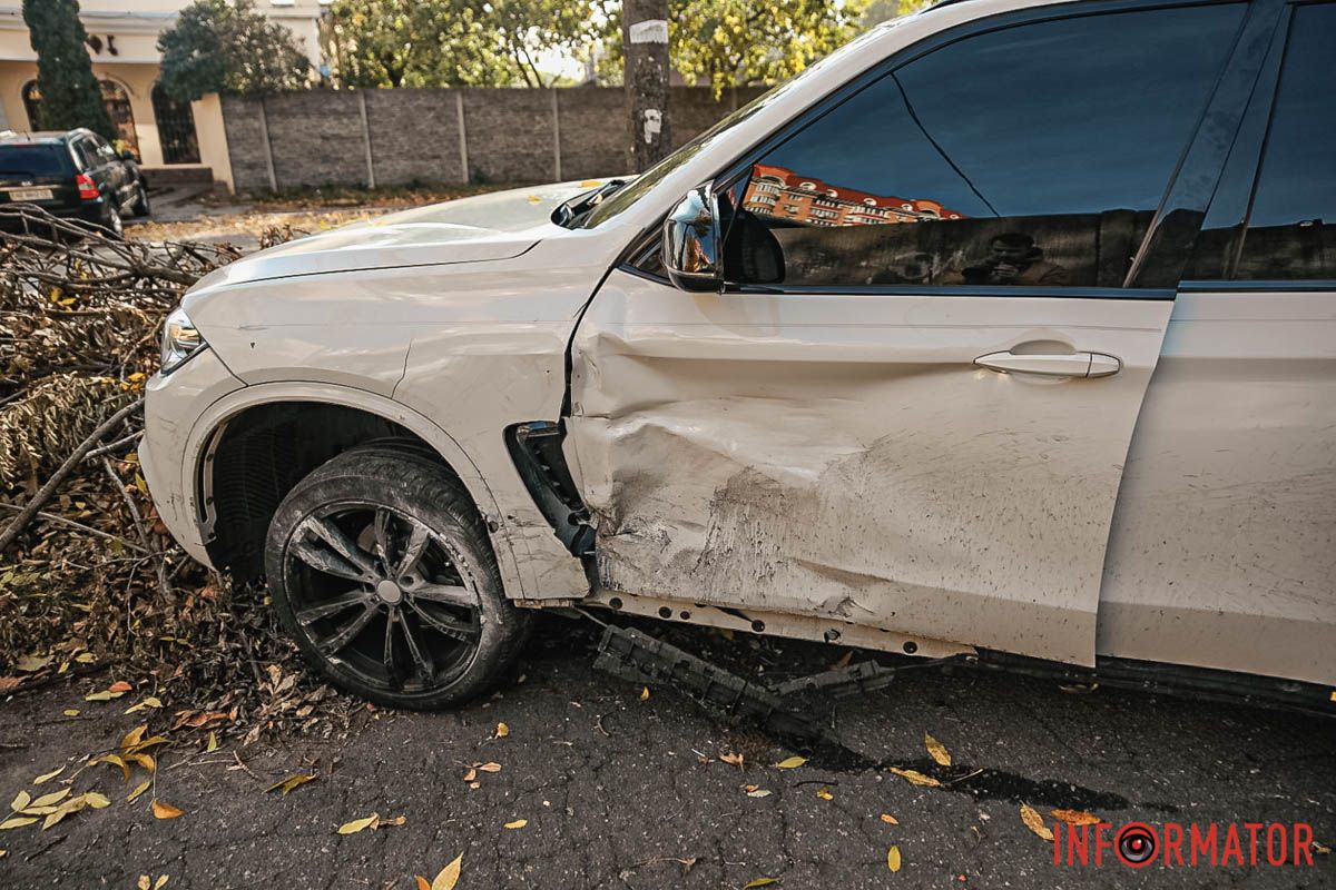 С места событий их забирает эвакуатор В Днепре на Сечевых Стрельцах столкнулись BMW и Volkswagen 13