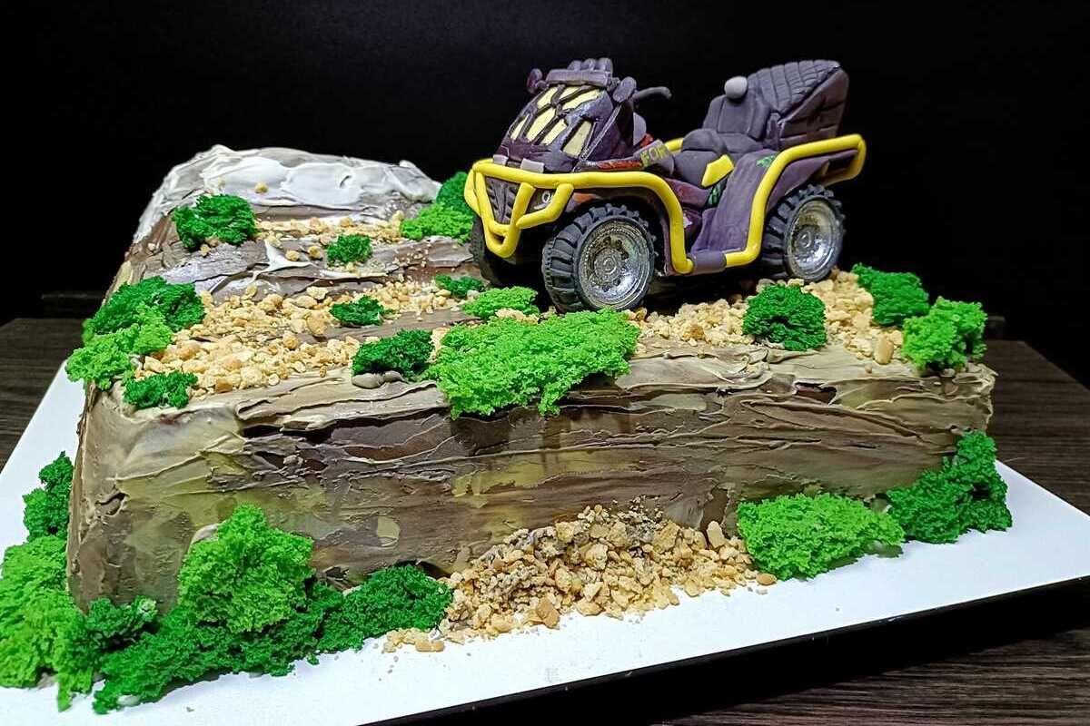 Десерт, у вигляді шматочку гірської місцевості, яку долає потужний квадроцикл Десерт, у вигляді шматочку гірської місцевості, яку долає потужний квадроцикл