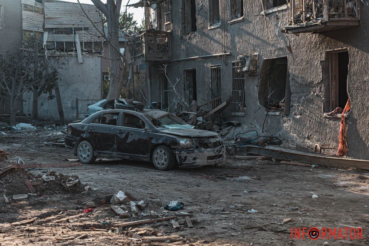 В Днепре на месте ракетного удара по жилому дому люди приносят цветы 3