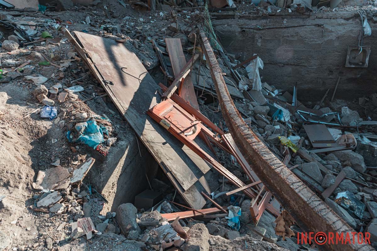 В Днепре на месте ракетного удара по жилому дому люди приносят цветы 8