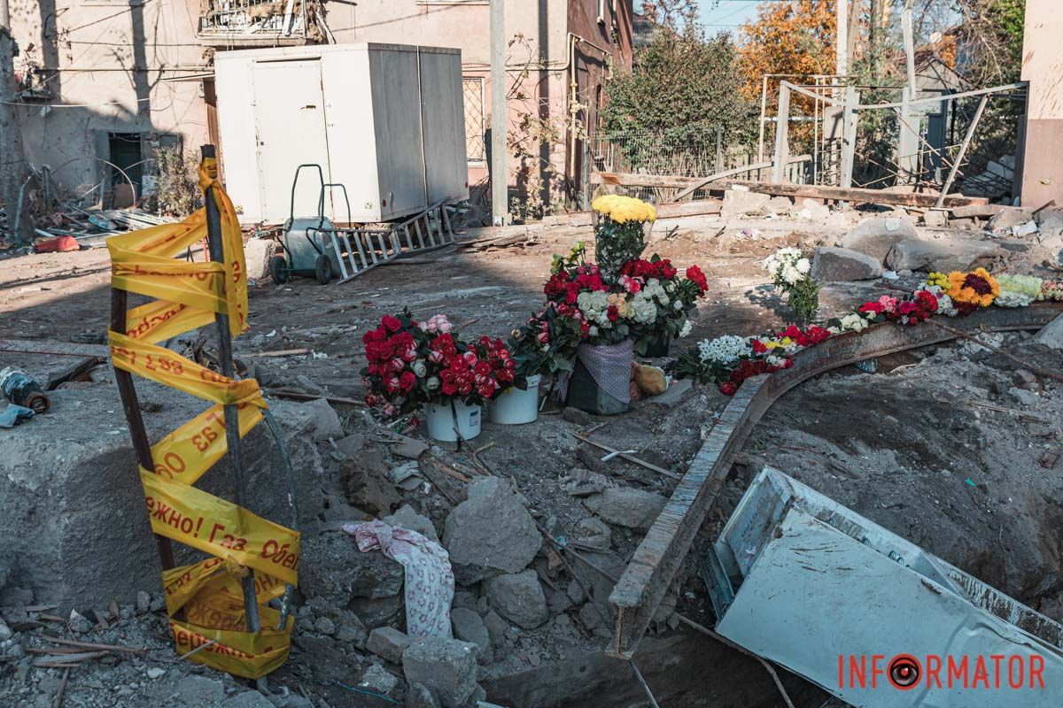 В Днепре на месте ракетного удара по жилому дому люди приносят цветы 14