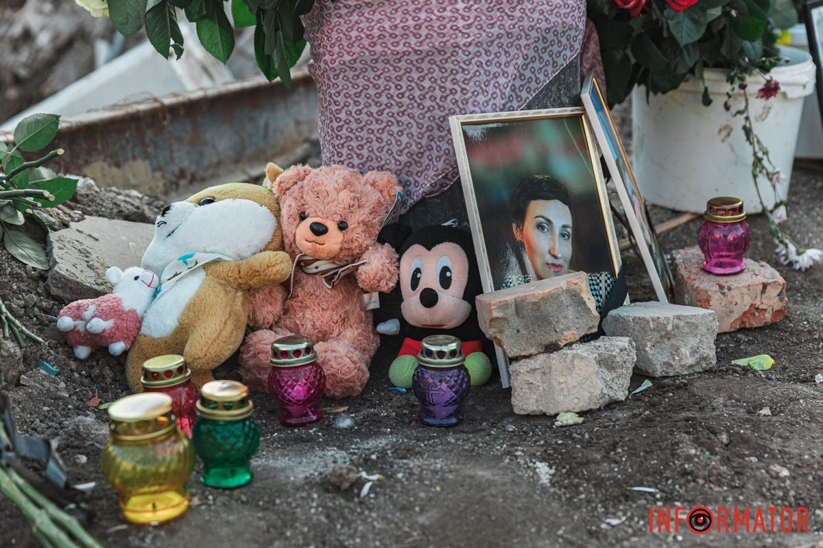 В Днепре на месте ракетного удара по жилому дому люди приносят цветы 18