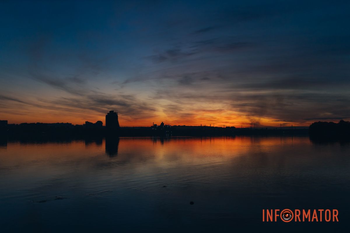 Повсюди небо дуже потемніло,