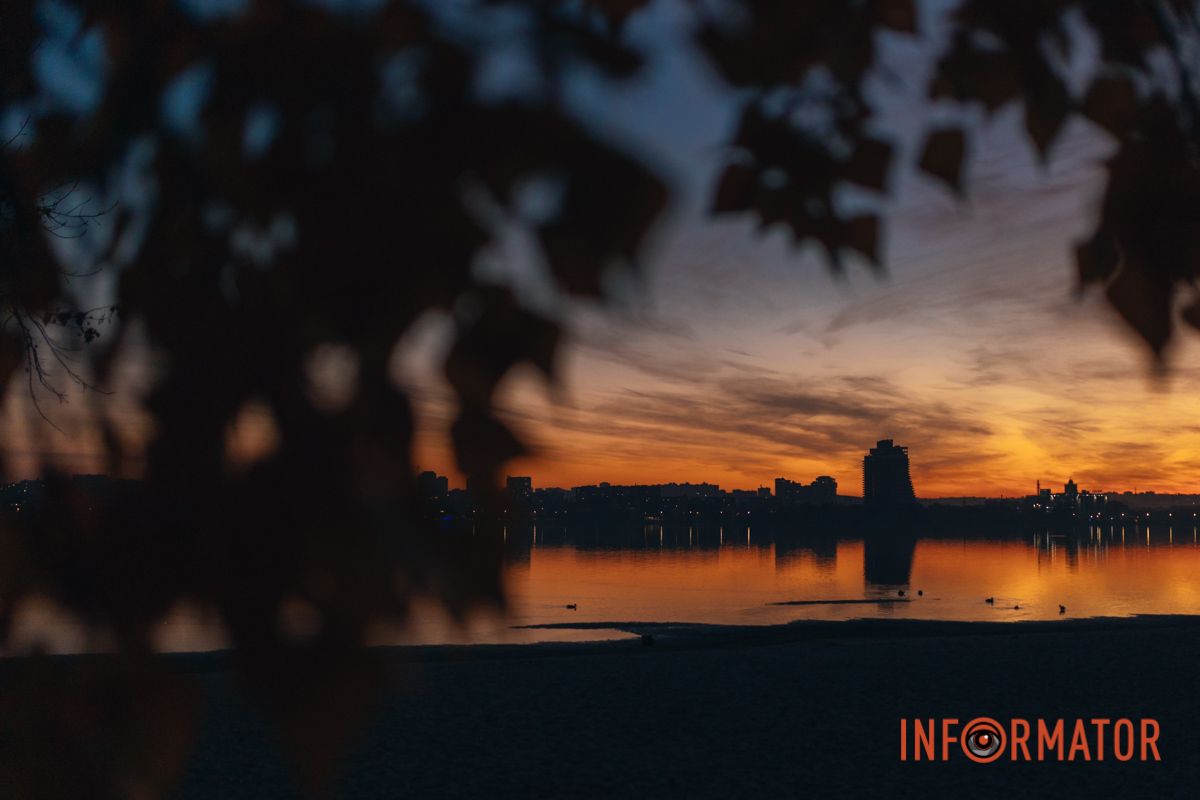 За обрій сонця колесо котило,