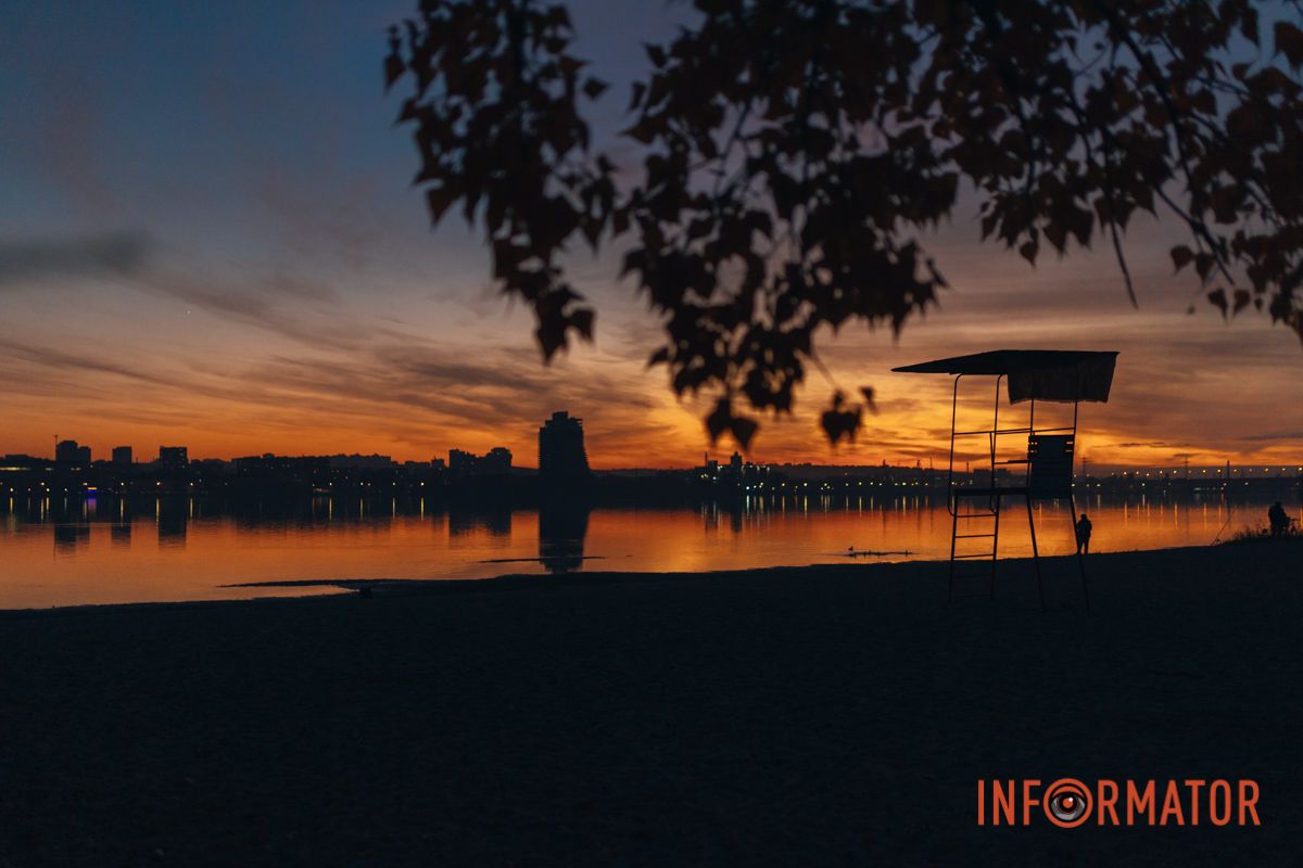 І закотилось, попрощалось з нами,