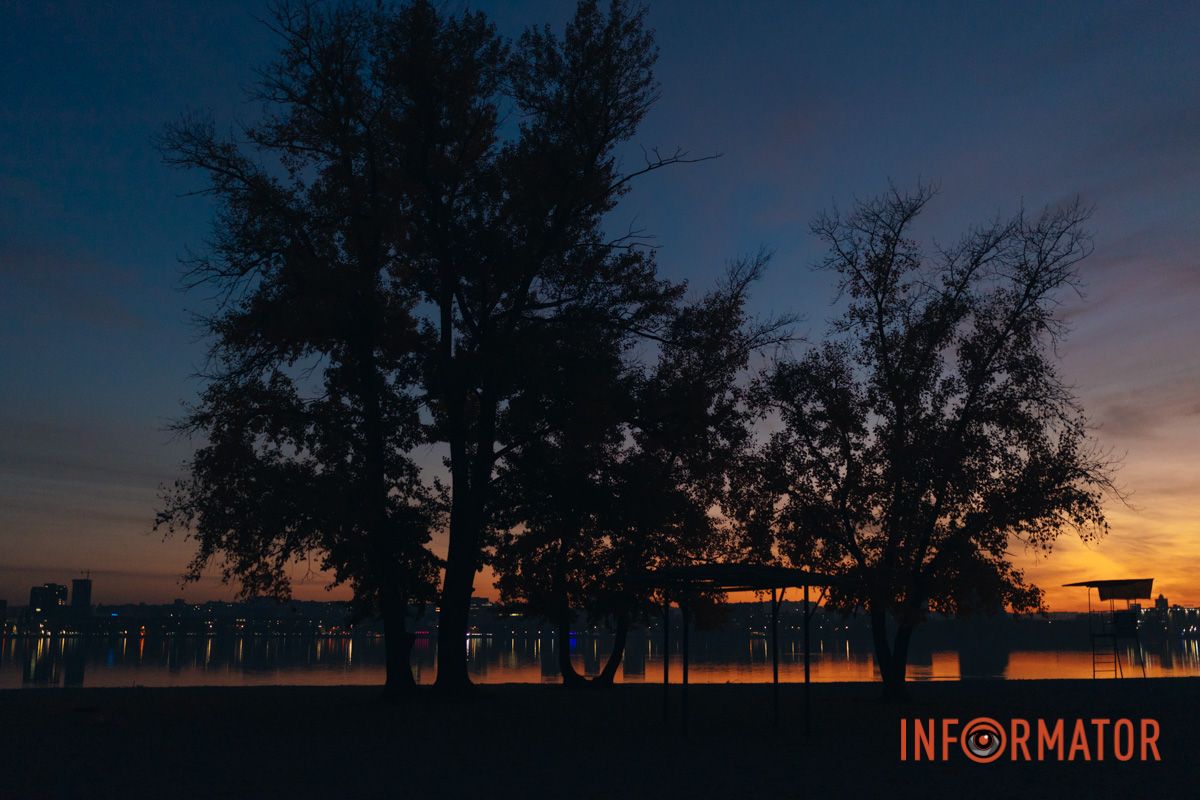 На рідну Землю тиха ніч прийшла